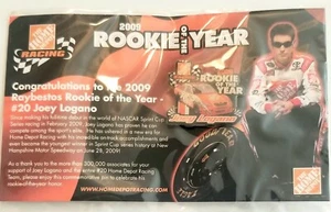 NASCAR Sombrero Pin Joey Logano #20 Novato del Año 2009 Home Depot Coche de Carreras Nuevo - Imagen 1 de 3
