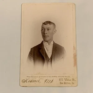 Cabinet Card Fotografia Bellissimo Giovane Uomo Tuta Capelli Gay Int Id'd Bill Carl IA - Foto 1 di 4