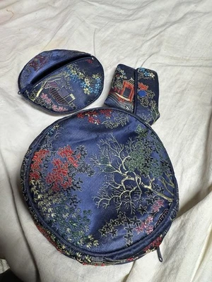 De Colección Conjunto Anidado 3 Monederos Cremallera Metal Oriental Tela Sedosa Árbol Pájaro Flor Foto 1 de 4