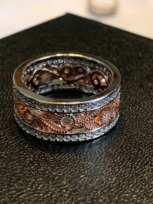 Banda de metal plateado con incrustaciones de oro rosa chapada en oro con piedras circonita talla 7-1/2 Foto 1 de 4