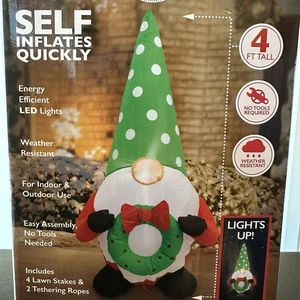 GNOME inflable navideño de 4 pies con corona luz LED de Navidad decoración de césped al aire libre - Imagen 1 de 4