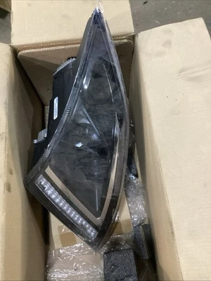 Conjunto de faros lado del pasajero para Volvo VNL/VNR 2018-2024 | Con bombillas | LED Foto 1 de 4