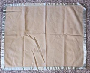 "Manta para bebé de lana vintage marfil/crema con borde satinado verde 36,5""x 29""" - Imagen 1 de 12