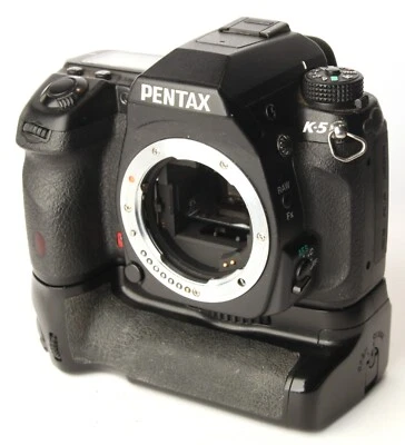 Pentax K5 Gehäuse ! Pentax SMC DA 18-55mm ! Power Grip CS-BGD4 ! Vom Fachhändler - Bild 1 von 4