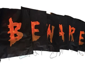 Grandin Road Halloween Luminarias "CUIDADO" Letras de Césped Prop 20"x13" Caja Original - Imagen 1 de 10