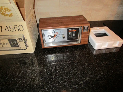 Vintage General Electric FM/AM Clock Radio Model 7-4550 With Orignal Box- manual Cover