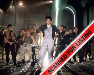 Sigourney Weaver & Marine Cast of ALIENS 8x10 PHOTO #1055 - Bild 1 von 1