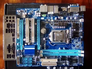 Placa Base GIGABYTE GA-H55M-D2H Socket 1156 DDR3 PCI-E 2.0 SATA DVI HDMI - Imagen 1 de 3