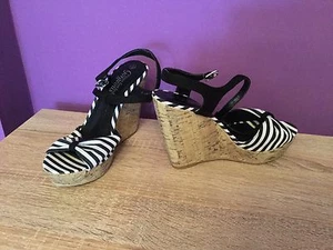 Cuñas para mujer New Look con tiras de punta abierta. Sandalias, verano, a rayas, talla 5 del Reino Unido. - Imagen 1 de 12