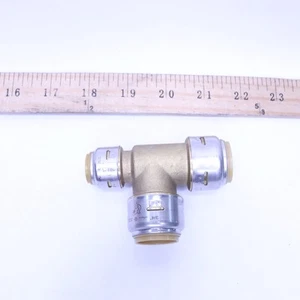 SharkBite Max 3/4" x 1/2" x 3/4" Push-to-Connect Brass Reducing Tee Fit - Picture 1 of 4