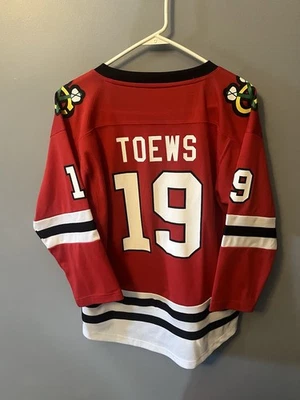 Camiseta Chicago Blackhawks Jonathan Toews #19 Youth tamanho G/XL NHL - Imagem 1 de 4