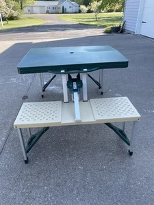 De colección. Mesa de picnic plegable portátil verde y bancos 34x26 maleta de camping años 70 - Imagen 1 de 16