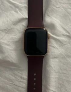 Apple Watch SE 40mm Boîtier en Aluminium Doré avec Bracelet Sport Sable Rose - Régulier (GPS) - Photo 1 sur 2