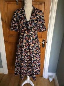 Marineblau Blumenkleid von Monsoon Größe 10 neu mit Etikett (UVP £60) - Bild 1 von 7