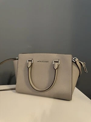 Cartera Michael Kors Selma Mediana de Cuero Saffiano Gris Foto 1 de 3
