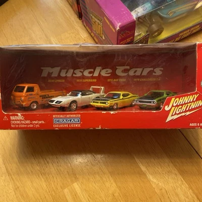 Juego de caja de 4 autos Johnny Lightning Muscle Cars 1:64 Diecast Cragar exclusivo Foto 1 de 4