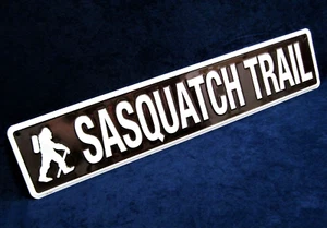 SASQUATCH TRAIL * HERGESTELLT IN DEN USA * 24" geprägtes Metall Straßenschild Männerhöhle Garage Dekor - Bild 1 von 10