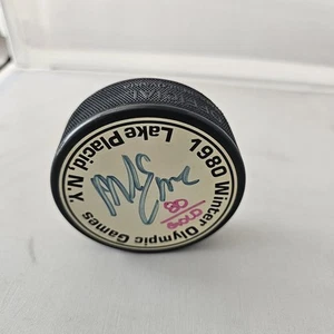 Mike Eruzione Firmado Juegos Olímpicos de Invierno PUCK MILAGRO SOBRE HIELO CON 80 ORO AÑADIDO EE. UU. - Imagen 1 de 22