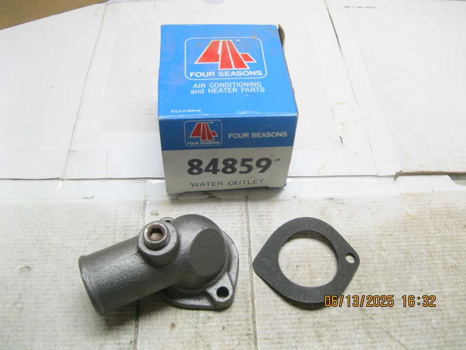 Engine Coolant Water Outlet 4 Seasons 84859 Foto 1 de 4