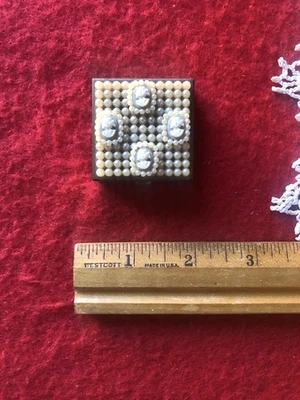 Caja de pastillas Weisner única perla sintética mini camafeos vintage raras trickettes Foto 1 de 3