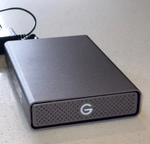 *UNTESTED, POWERS ON* SanDisk Professional 6TB G-Drive Gray External Hard Drive - Afbeelding 1 van 9
