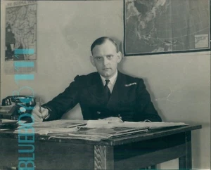 WW2 Photo Royal Navy Lieutenant L.F Daniells as editor Pacific Post 9.5 x 7.5 - Picture 1 of 4