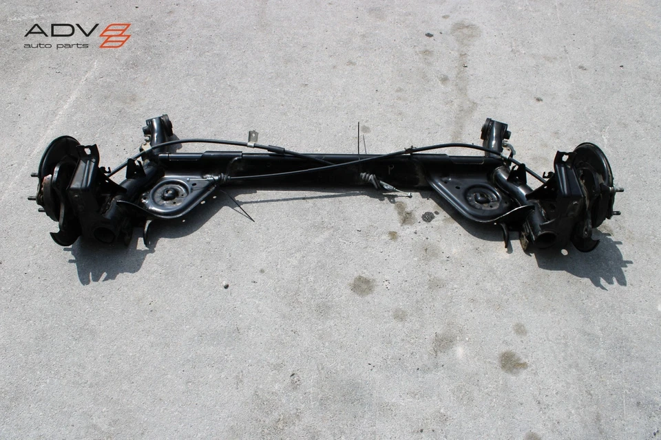 Subchasis trasero Nissan Leaf 2018-2025 tracción delantera subchasis travesaño eje haz OEM Foto 1 de 4