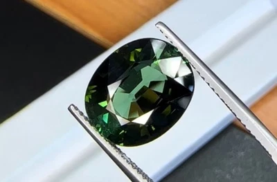 Excelente turmalina verde intenso de 7,11 quilates | Natural de África Foto 1 de 4