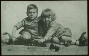 VINTAGE ADVERTISING POSTCARD KINDER KIDS PLAY SUITS KIDS PLAY WITH TRAIN 081121 - Picture 1 of 2
