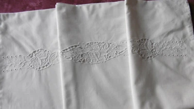 Magnifique taie d'oreiller avec BRODERIES et MéDAILLONS en Colbert et Richelieu - Photo 1/4