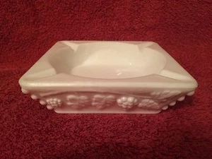 POSACENERE VINTAGE WESTMORELAND VETRO LATTE BIANCO UVA CON PANNELLI MISURA 5" x 5" - Foto 1 di 4