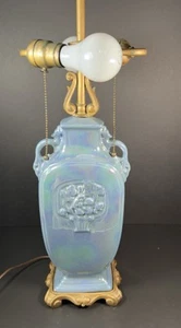 COWAN KERAMIK 23" BLAUER GLANZ LAMPE GEPRÄGTE BLUMEN & DRACHENGRIFFE - Bild 1 von 9
