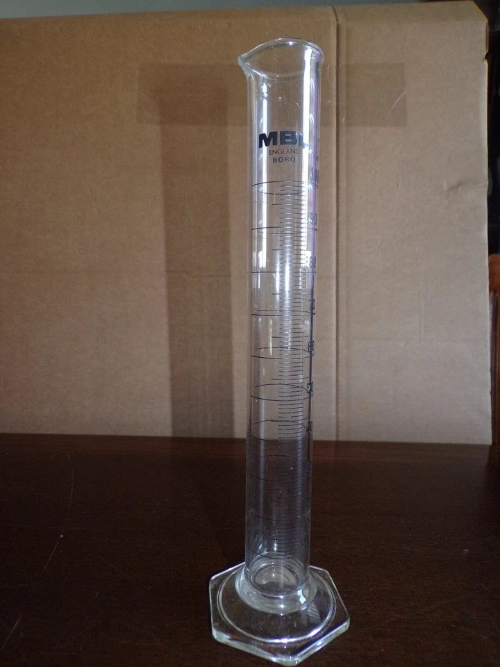 éprouvette MBL ( iso 4788 ) 100 ml en verre avec bec verseur  - Photo 1/4