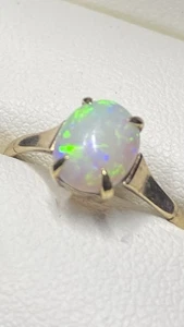 Atemberaubender 9 Kt Gold Ring mit einem besetzten Opal mit Blitzen von Blau/Grün auf Weiß. - Bild 1 von 17