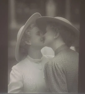 2##Photo negative film - Kissing women - Lesbian couple - Love - Kiss - Picture 1 of 4