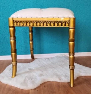 EDLER HOCKER SCHEMEL FUSSBANK HOLZ GOLDTON POLSTER WEISS ANTIK-STIL  - Bild 1 von 6