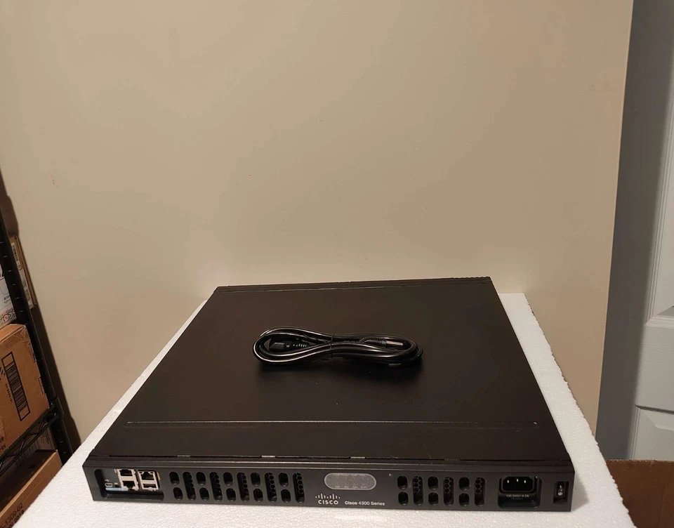 CISCO ISR4331-AX/K9 3-Port Gigabit Router Seck9 Appxk9  ISR4331 AX *NOT AFFECTED - Image 1 of 4