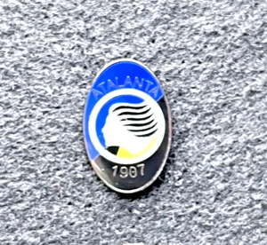 SERIE A (BC) ATALANTA BERGAMO TEAM ENAMELED SOCCER/ FOOTBALL PIN W/ STORAGE BAG - Picture 1 of 2