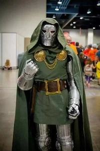 Doctor Doom Ganzkörperrüstung Larp tragbare Dr Doom Rüstung, Avengers Villain Rüstung. - Bild 1 von 4