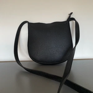 Grainy Leather Look Girls/Ladies Small Crossbody/Shoulder Sling Bag Black New - Picture 1 of 5