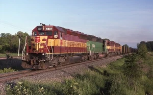 MO Orig Slide WC Wisconsin Central SD45 #6537+3 con treno - Black Wolf WI 1993 - Foto 1 di 1