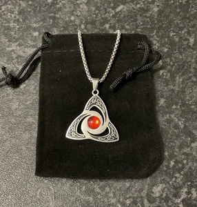 Collar Colgante Piedra Roja Tono Plata Estilo Celta 58cm Acero Inoxidable, Regalo - Imagen 1 de 6