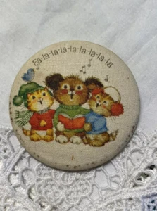 Vintage Hallmark Karte 2" Pinback Button FA La La Singing CR-57 - Bild 1 von 4