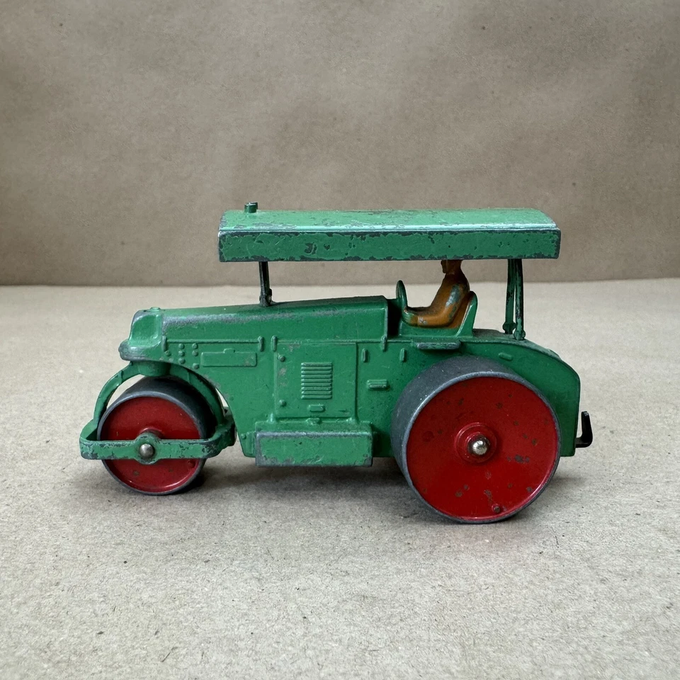 Dinky Toys GB No. Antiguo tractor de juguete vintage con rodillo de carretera Aveling-Barford 25P Foto 1 de 4