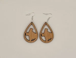 Texas Teardrop 1 Laser Cut Erlenholz Ohrringe, Haken Stil, Satiniert - Bild 1 von 1
