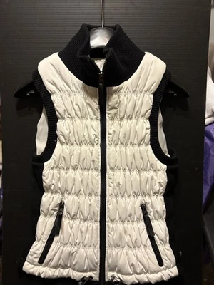 Chaleco acolchado Calvin Klein Performance para mujer talla pequeña  Foto 1 de 4