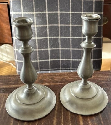 "Par (2) candelabros Kirk Stieff peltre estilo colonial 7,5 x 4,5"" P114-21" Foto 1 de 4