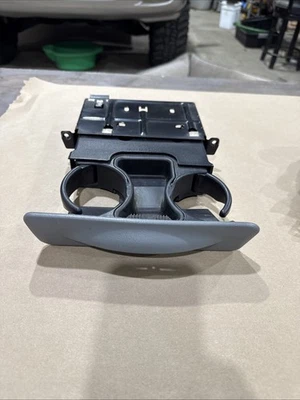 Серый подстаканник для приборной панели 1999-2004 годов выпуска от оригинального производителя Ford Super Duty F250 F350 F450 F550 00 01 02 - Изображение 1 из 4