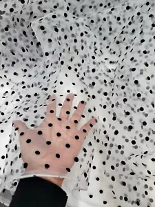 Tupfenpunkt TÜLL Stoff von The Yard weißer Tüll schwarzer Samt Tupfenpunkt für Kleid - Bild 1 von 10