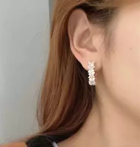 Clip on 1" gold and white flower hoop earrings with small clasp - Picture 1 of 4